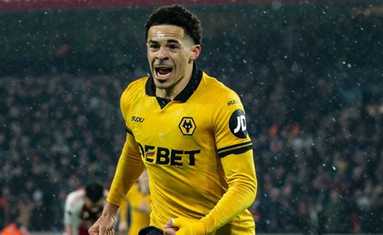 Tom Edozie và khoảnh khắc 19 tuổi làm rung chuyển cuộc đua vô địch của Arsenal