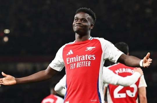 Arsenal gia hạn hợp đồng với Bukayo Saka đến năm 2031, Man City áp sát Tino Livramento