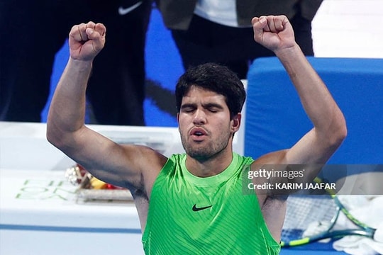 Carlos Alcaraz tiến vào tứ kết Qatar Open 2026 sau chiến thắng bản lĩnh trước Royer