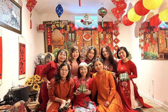 Xuân theo người xa quê