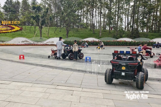 Bất cập dịch vụ cho thuê xe điện tại đường hoa Xuân