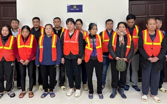 Thuê người cảnh giới, tổ chức đánh bạc trên sông Hồng