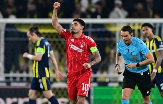 Nottingham Forest lột xác dưới thời Vitor Pereira: Chiến thắng 3-0 rực lửa tại Istanbul