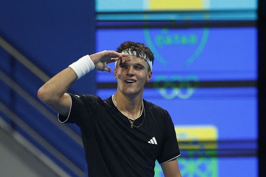 Jakub Mensik gây địa chấn tại Qatar Open khi đánh bại Jannik Sinner sau 3 set kịch tính