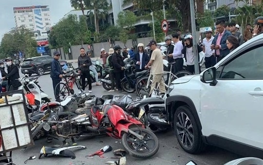 Tài xế 62 tuổi đâm liên hoàn 10 xe máy, khiến 13 người bị thương