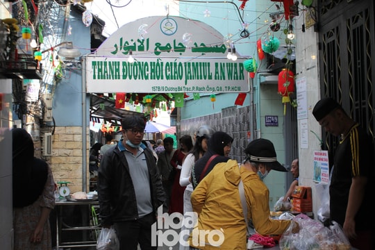 TP.HCM: Khám phá hội chợ ẩm thực Ramadan của người Chăm chỉ họp mỗi năm một lần