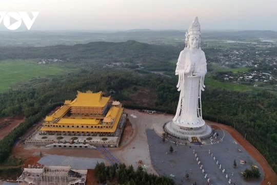 Quảng Ngãi: Chiêm bái tượng Phật Quan Âm 125m cao nhất Đông Nam Á tại chùa Minh Đức