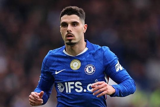 Pedro Neto phô diễn đẳng cấp thế giới nhưng Chelsea đánh rơi chiến thắng phút bù giờ