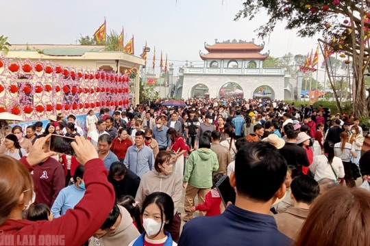 Thanh Hóa: Hàng vạn người đổ về đền Phủ Na xin nước thánh cầu bình an