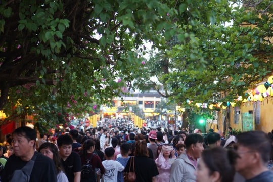Hội An: Biển người đổ về phố cổ ngày đầu năm khiến nhiều điểm tham quan quá tải