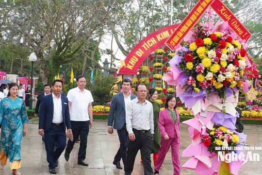 Văn phòng Đoàn đại biểu Quốc hội và HĐND tỉnh dâng hương tưởng niệm Chủ tịch Hồ Chí Minh