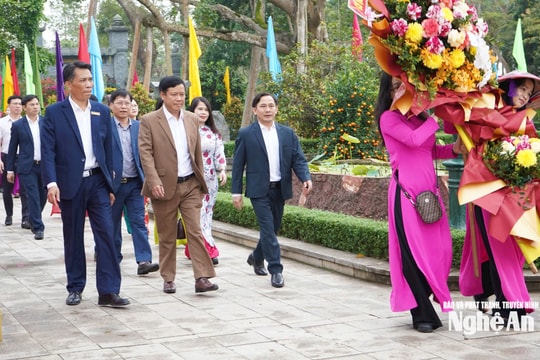 Cơ quan Đảng ủy Các cơ quan Đảng tỉnh dâng hương tưởng niệm Chủ tịch Hồ Chí Minh nhân dịp đầu Xuân