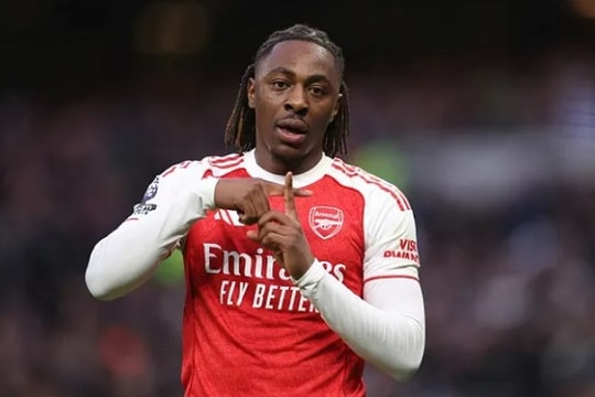 Arsenal chạm tay vào chức vô địch Ngoại hạng Anh, Tottenham rơi vào vòng xoáy trụ hạng