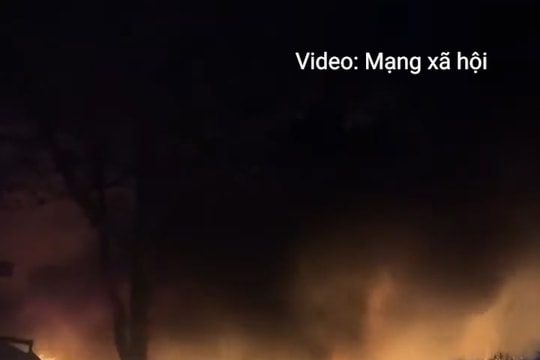 Căn nhà ở kết hợp kinh doanh cháy rụi khi gia chủ đang du Xuân