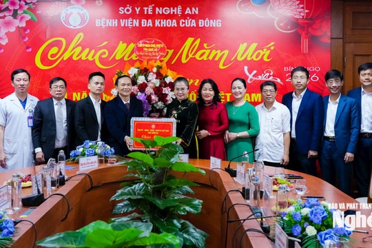 Phó Bí thư Tỉnh ủy Võ Thị Minh Sinh chúc mừng Bệnh viện Đa khoa Cửa Đông nhân Ngày Thầy thuốc Việt Nam