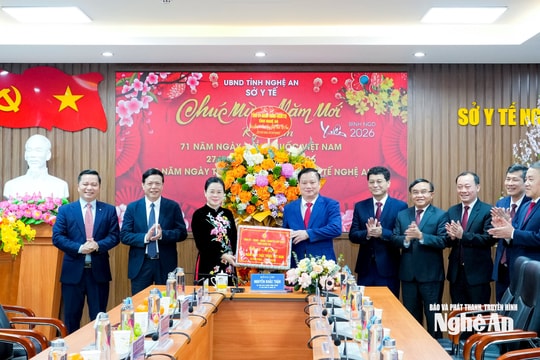 Bí thư Tỉnh ủy Nguyễn Khắc Thận chúc mừng Sở Y tế, Bệnh viện Đa khoa thành phố Vinh nhân Ngày Thầy thuốc Việt Nam
