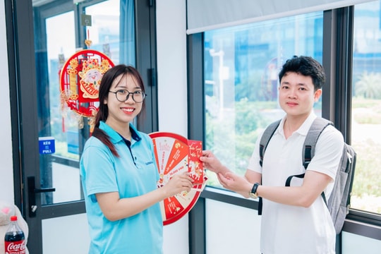 Nghệ An: Công nhân rộn ràng nhận lì xì đầu năm từ doanh nghiệp
