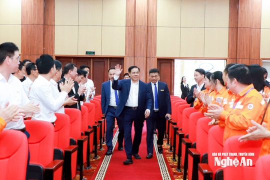 Chủ tịch UBND tỉnh Võ Trọng Hải thăm, động viên Công ty Điện lực Nghệ An những ngày làm việc đầu năm