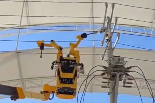 Robot Trung Quốc lần đầu sửa điện trực tiếp trên lưới 10 kV: Bước tiến mới cho ngành điện