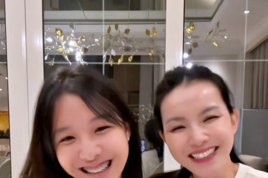 Hoa hậu Thùy Lâm gây chú ý với con gái 13 tuổi cao 1,75 m