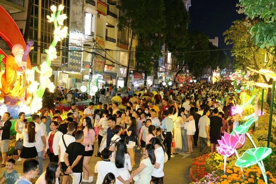 Du lịch Việt Nam dịp Tết Bính Ngọ: Doanh thu kỷ lục và bài toán quá tải điểm đến