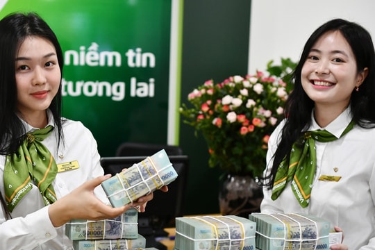 Lãi suất ngân hàng ngày 25/2: Vietcombank và VietinBank đẩy lãi suất thực nhận lên 6,8%/năm