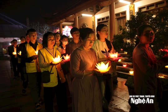 Lung linh Pháp hội Hoa đăng cầu nguyện quốc thái, dân an tại Nghệ An