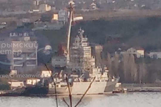 Hình ảnh tàu trinh sát Ivan Khurs của Nga hư hại nghiêm trọng tại cảng Sevastopol