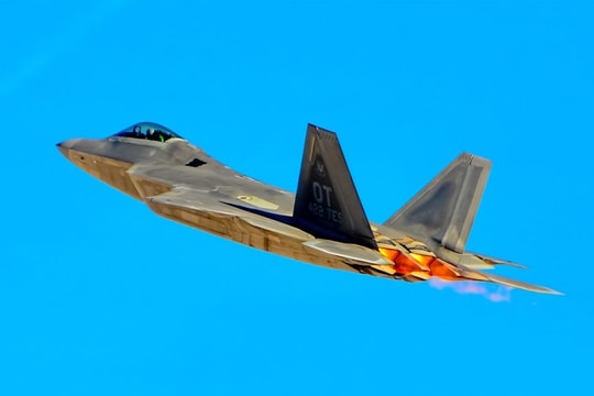 Đối đầu F-22 Raptor và F-4 của Iran: Ưu thế tuyệt đối của tiêm kích tàng hình thế hệ 5