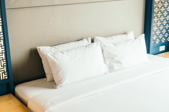 Bí mật đằng sau 4 chiếc gối trên giường khách sạn: Không chỉ để trang trí