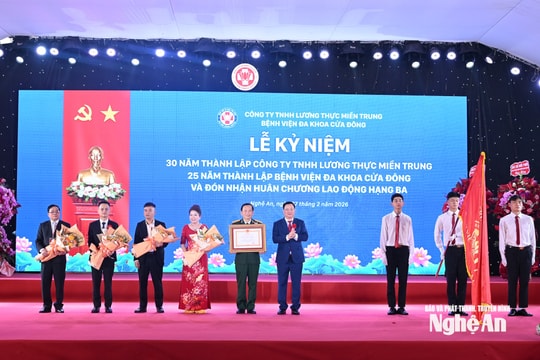 Bệnh viện Đa khoa Cửa Đông đón nhận Huân chương Lao động hạng Ba