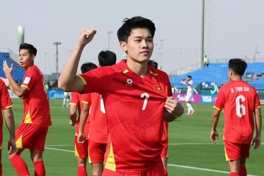 Nguyễn Đình Bắc lỡ trận tái đấu Malaysia vì án treo giò; Chelsea theo sát khả năng chiêu mộ Ronaldo