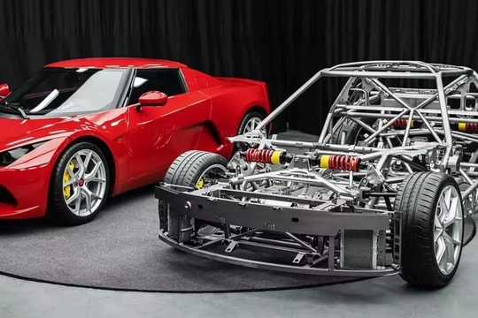 SC01: Mẫu xe điện 'made in Italy' của Xiaomi đối đầu Porsche Cayman GTS