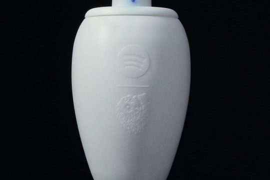 Spotify hợp tác cùng Liquid Death ra mắt loa Bluetooth hình hũ tro cốt Eternal Playlist Urn