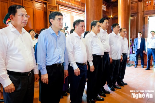 Chủ tịch Quốc hội Trần Thanh Mẫn dâng hương tưởng niệm Chủ tịch Hồ Chí Minh