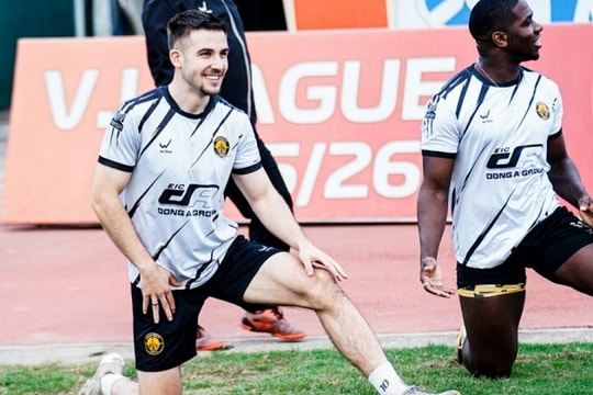 Cựu tiền vệ PSV Eindhoven Amar Catic sắp ra mắt Thanh Hóa FC sau 2 tháng tập chay