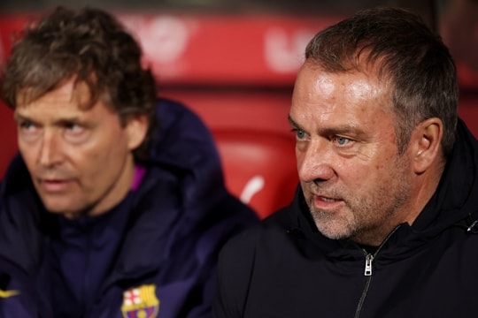 Thử thách từ Villarreal: Hansi Flick đối mặt bài toán vá vết nứt tại Barcelona