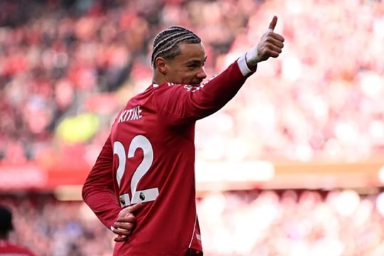 Hugo Ekitike rực sáng giúp Liverpool đánh bại West Ham và thách thức Alexander Isak