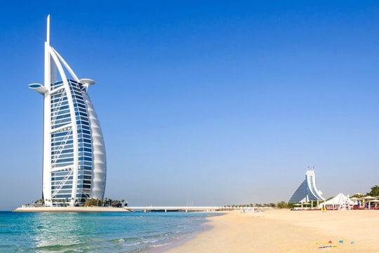 Khách sạn biểu tượng Burj Al Arab bốc cháy do trúng mảnh vỡ máy bay không người lái tại Dubai
