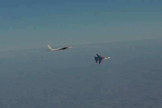 Nga điều động tiêm kích Su-35S thuộc phi đội Hiệp sĩ Nga làm nhiệm vụ hộ tống chiến đấu
