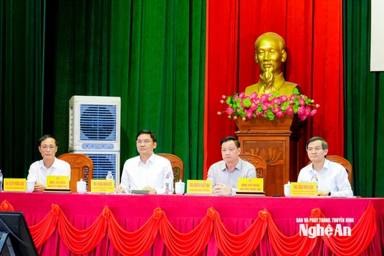 Đồng chí Đoàn Minh Huấn và các ứng cử viên đại biểu Quốc hội, HĐND tỉnh tiếp xúc cử tri