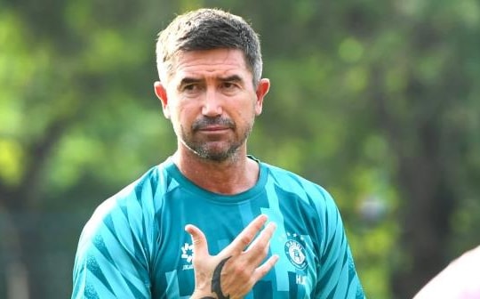 HLV Harry Kewell bức xúc tấm thẻ đỏ lạ khi Hà Nội FC thua Thể Công Viettel