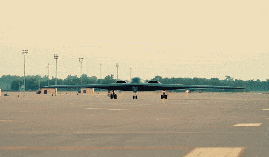 Quân đội Mỹ triển khai máy bay ném bom tàng hình B-2 Spirit tấn công cơ sở tên lửa tại Iran