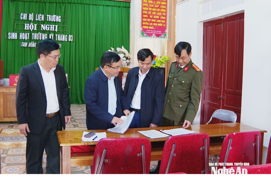 Đoàn công tác tỉnh Nghệ An kiểm tra việc chuẩn bị bầu cử tại xã Sơn Lâm, Cát Ngạn, Tam Đồng