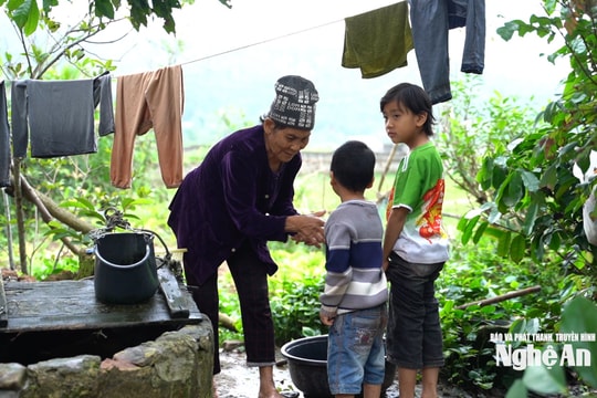 3 anh em mồ côi và nỗi lòng của người bà