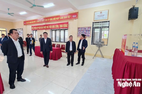 Phó Chủ tịch UBND tỉnh Nghệ An Nguyễn Văn Đệ kiểm tra công tác chuẩn bị bầu cử