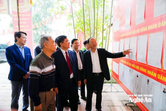 Phó Chủ tịch Thường trực UBND tỉnh Bùi Thanh An kiểm tra công tác bầu cử tại các địa phương