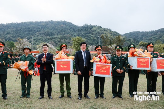 290 thanh niên các xã miền Tây Nghệ An lên đường nhập ngũ