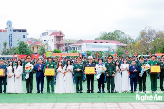 Chính ủy Quân khu 4 và Bí thư Tỉnh ủy Nghệ An động viên tân binh lên đường nhập ngũ