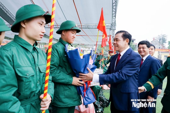 Chủ tịch UBND tỉnh Nghệ An Võ Trọng Hải động viên 740 công dân lên đường nhập ngũ